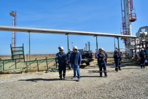 Claudio Vidal visitó la base de Venoil en Río Gallegos y valoró el nuevo equipo de pulling para reactivar la Cuenca Austral