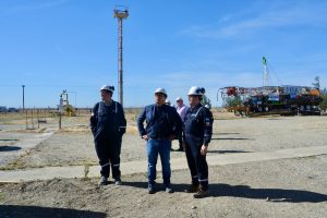 Claudio Vidal visitó la base de Venoil en Río Gallegos y valoró el nuevo equipo de pulling para reactivar la Cuenca Austral