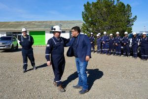 Claudio Vidal visitó la base de Venoil en Río Gallegos y valoró el nuevo equipo de pulling para reactivar la Cuenca Austral