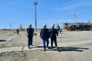 Claudio Vidal visitó la base de Venoil en Río Gallegos y valoró el nuevo equipo de pulling para reactivar la Cuenca Austral