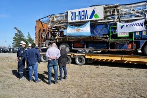 Claudio Vidal visitó la base de Venoil en Río Gallegos y valoró el nuevo equipo de pulling para reactivar la Cuenca Austral