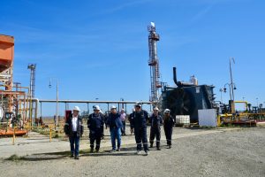 Claudio Vidal visitó la base de Venoil en Río Gallegos y valoró el nuevo equipo de pulling para reactivar la Cuenca Austral