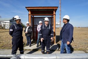 Claudio Vidal visitó la base de Venoil en Río Gallegos y valoró el nuevo equipo de pulling para reactivar la Cuenca Austral