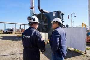 Claudio Vidal visitó la base de Venoil en Río Gallegos y valoró el nuevo equipo de pulling para reactivar la Cuenca Austral