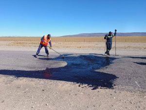 Vialidad Provincial realiza trabajos de bacheo en el acceso a la Ruta Provincial N° 37