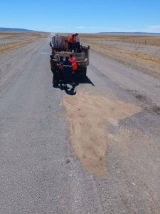 Vialidad Provincial realiza trabajos de bacheo en el acceso a la Ruta Provincial N° 37