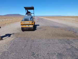 Vialidad Provincial realiza trabajos de bacheo en el acceso a la Ruta Provincial N° 37