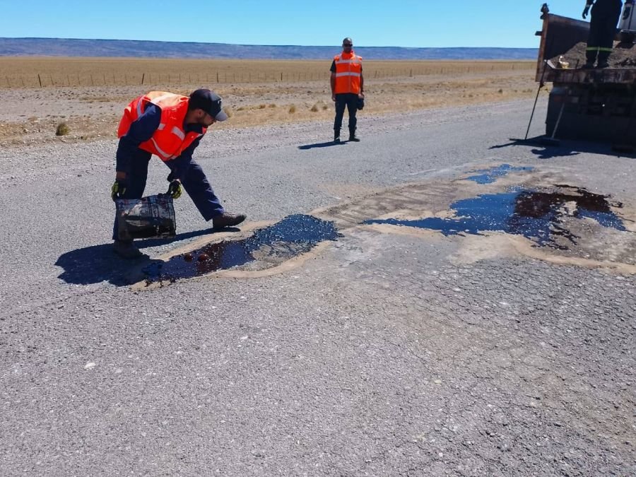 Vialidad Provincial realiza trabajos de bacheo en el acceso a la Ruta Provincial N° 37