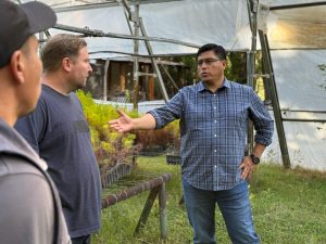 Claudio Vidal se encuentra recorriendo el sector productivo y manteniendo encuentros institucionales en Los Antiguos