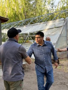 Claudio Vidal se encuentra recorriendo el sector productivo y manteniendo encuentros institucionales en Los Antiguos