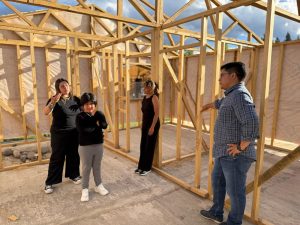 Claudio Vidal se encuentra recorriendo el sector productivo y manteniendo encuentros institucionales en Los Antiguos