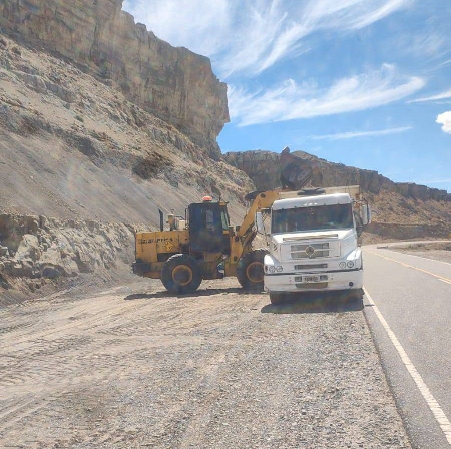 El Calafate: Equipos de Vialidad Provincial realizan trabajo en la Ruta Nacional N° 40