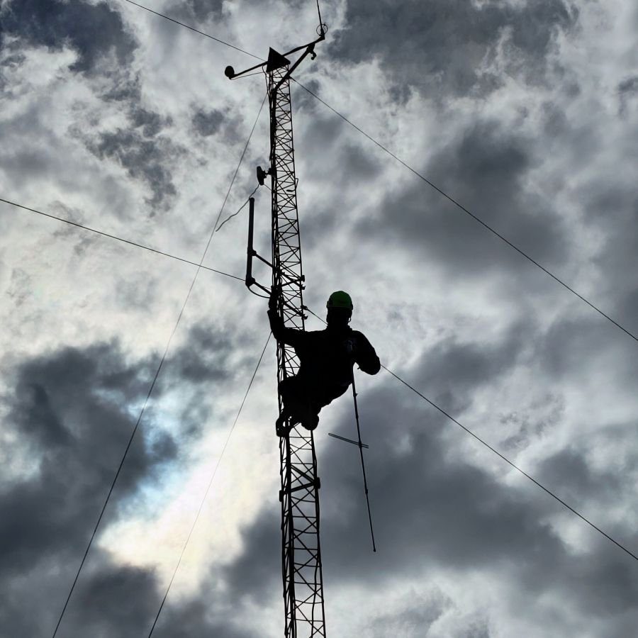 Telecomunicaciones llevó adelante la puesta a punto de la torre y antena del Hospital de Caleta Olivia