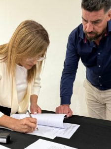 Se firmó un convenio para fortalecer el mantenimiento escolar en Cañadón Seco