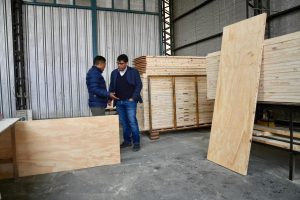 Ya está lista la primera producción de puertas placa realizadas por Santa Cruz Puede