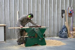 Ya está lista la primera producción de puertas placa realizadas por Santa Cruz Puede