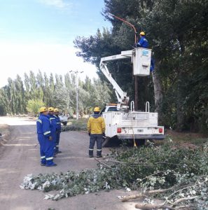 Servicios Públicos continúa fortaleciendo la infraestructura energética y sanitaria en el interior provincial