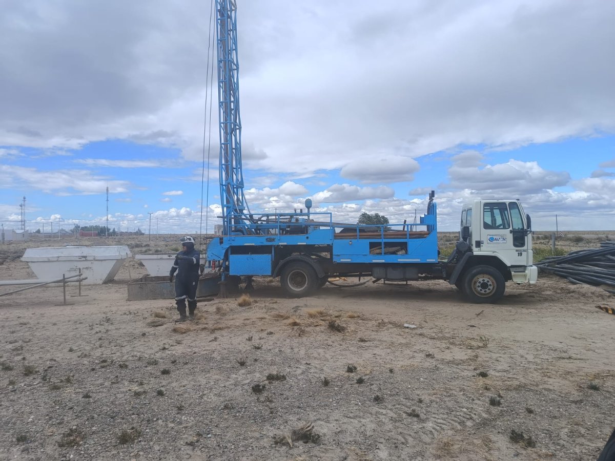 Servicios Públicos continúa fortaleciendo la infraestructura energética y sanitaria en el interior provincial