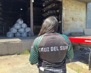 Claudio Vidal entregó la tercera cancha de césped sintético para el Club Cruz del Sur de Gobernador Gregores