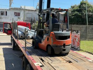 Claudio Vidal entregó la tercera cancha de césped sintético para el Club Cruz del Sur de Gobernador Gregores