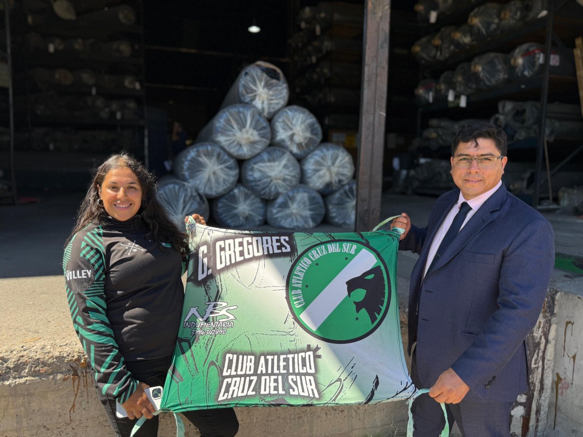 Claudio Vidal entregó la tercera cancha de césped sintético para el Club Cruz del Sur de Gobernador Gregores