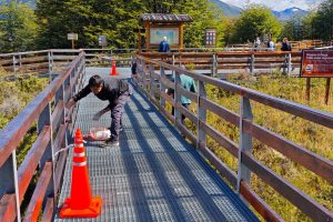 Turismo articula tareas de mantenimiento en el circuito de pasarelas del Glaciar Perito Moreno