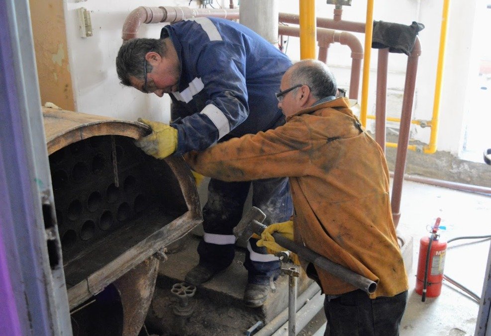 Se avanza con el desmantelamiento de calderas en las Escuelas Primarias N° 44 y N° 46 de Río Gallegos