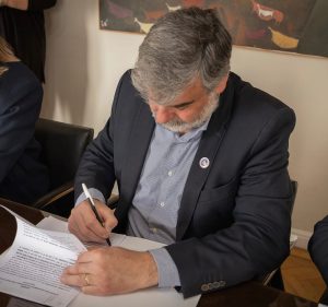 Firmaron un convenio para renovar el Plan de Mantenimiento Escolar en Puerto San Julián