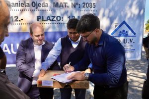 Claudio Vidal encabezó el inicio de obra del polideportivo de Perito Moreno