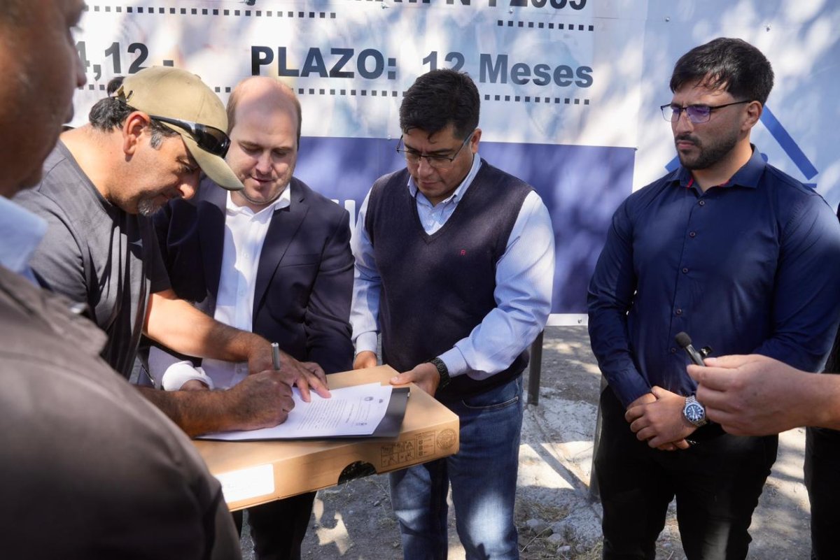 Claudio Vidal encabezó el inicio de obra del polideportivo de Perito Moreno