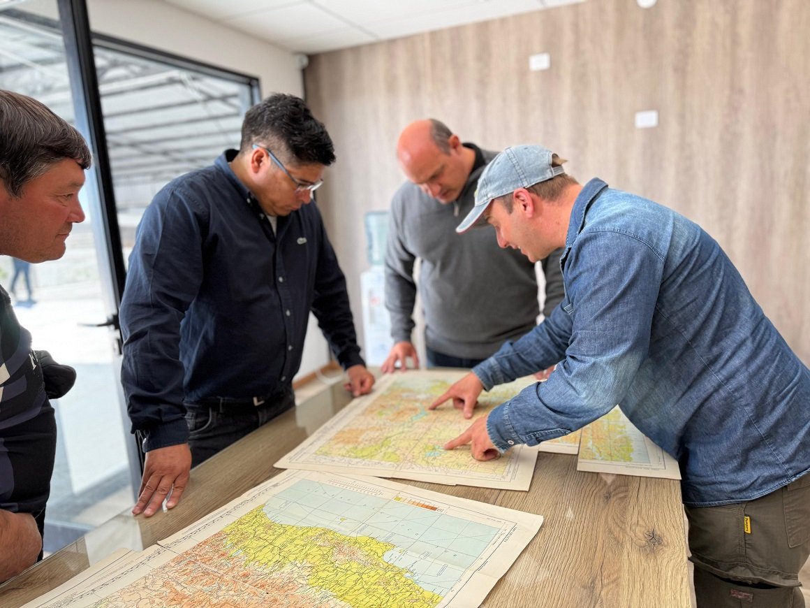 Vidal continúa su agenda de trabajo en Perito Moreno y encabeza recorrida por el Río Fénix para ordenar el uso del agua