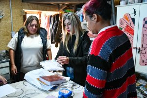 Se realizó un operativo de entrega de guardapolvos kits escolares para acompañar a las familias