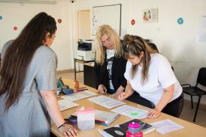 Se realizó un operativo de entrega de guardapolvos kits escolares para acompañar a las familias