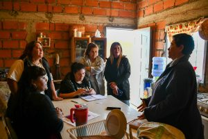 Se realizó un operativo de entrega de guardapolvos kits escolares para acompañar a las familias