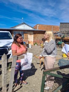 Se realizó un operativo de entrega de guardapolvos kits escolares para acompañar a las familias