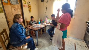 Se realizó un operativo de entrega de guardapolvos kits escolares para acompañar a las familias