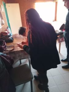 Se realizó un operativo de entrega de guardapolvos kits escolares para acompañar a las familias