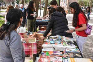 La Biblioteca Provincial Juan Hilarión Lenzi realizó una suelta de libros en la plaza San Martín