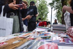 La Biblioteca Provincial Juan Hilarión Lenzi realizó una suelta de libros en la plaza San Martín