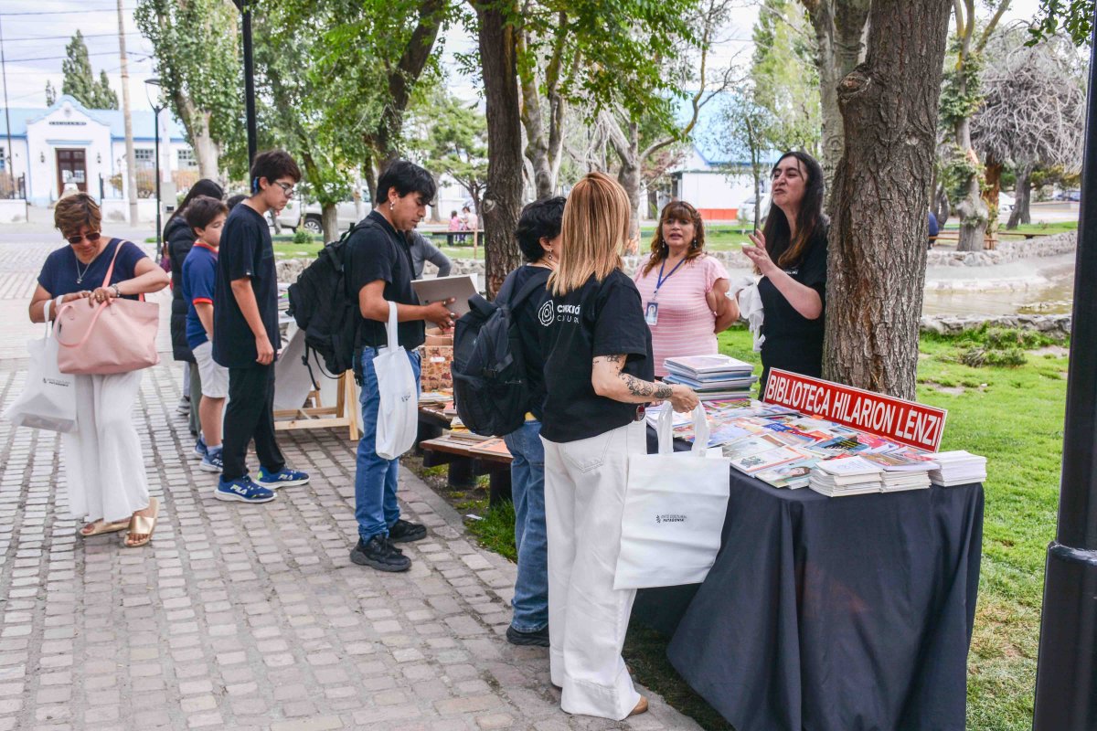 La Biblioteca Provincial Juan Hilarión Lenzi realizó una suelta de libros en la plaza San Martín