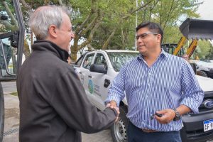 Claudio Vidal entregó vehículos y maquinaria para fortalecer servicios comunitarios e infraestructura