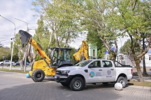 Claudio Vidal entregó vehículos y maquinaria para fortalecer servicios comunitarios e infraestructura