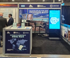 Santa Cruz se posiciona en PDAC con la inauguración del stand de FOMICRUZ
