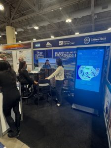 Santa Cruz se posiciona en PDAC con la inauguración del stand de FOMICRUZ