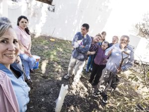 Adultos mayores de la Residencia “Dr. Braulio Zumalacarregui” impulsan jornada de forestación y cuidado ambiental