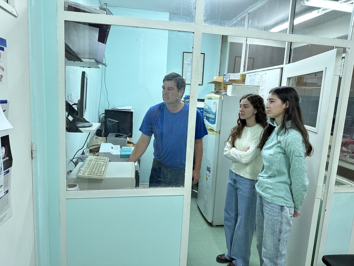 El CAP recibió a estudiantes de veterinaria en el laboratorio de sanidad animal