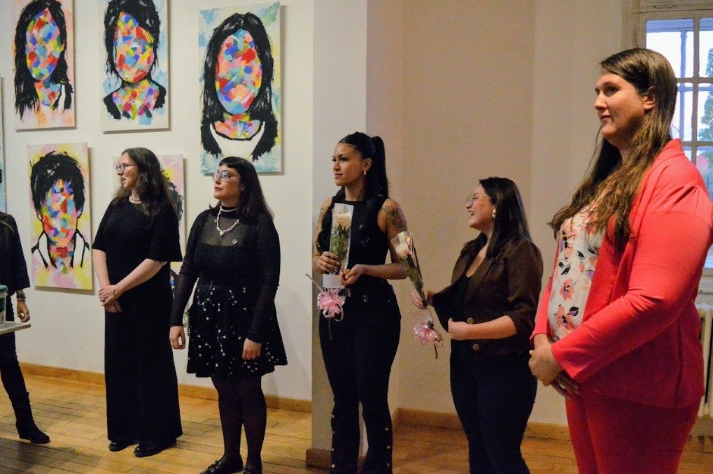 MAEM: Inauguró la muestra “Miradas contemporáneas 2026: casa viva – del fuego al cuerpo”