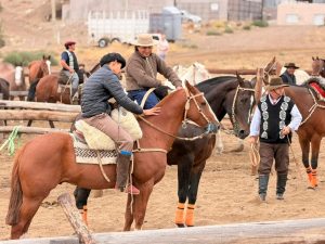 Unión y tradición en la jineteada de Caleta Olivia