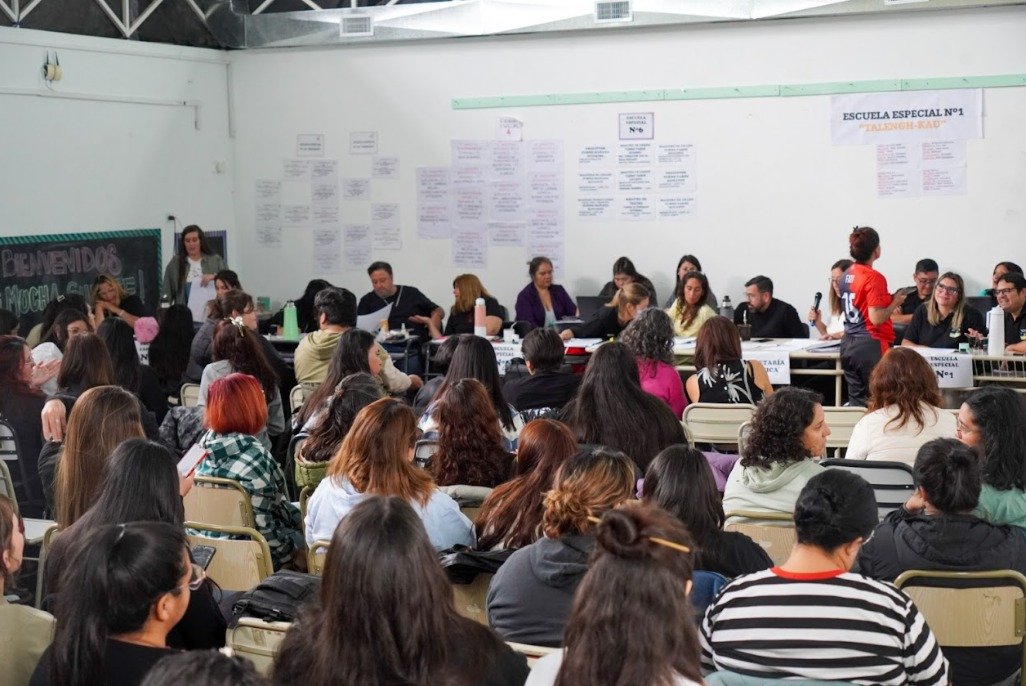 Docentes de Santa Cruz accedieron a más de mil cargos en los Actos Públicos de Ofrecimiento