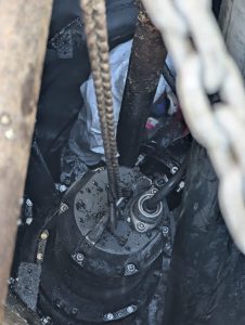 Caleta Olivia: realizan mantenimiento en la Estación Elevadora N°8 para optimizar el sistema cloacal